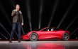 Tesla Roadster. Čtyřmístný automobil ujede na jedno nabití rekordních tisíc kilometrů. Z nuly na rychlost 100 kilometrů za hodinum se dostane za 1,9 sekundy. Na trhu by se měl objevit v roce 2020 při základní ceně 200 000 dolarů.