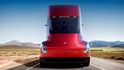 Prototyp elektrického tahače Tesla Semi. Na jedno nabití prý dokáže ujet až 800 km při maximálním zatížení a dálniční rychlosti. Z nuly zvýší rychlost na 96 kilometrů za hodinu bez nákladu za pět sekund a s nákladem za 20 sekund.