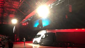 Novinky Tesly: Elon Musk představil elektrický kamion i sporťák