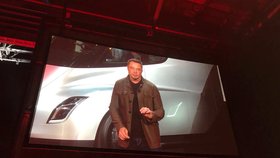 Novinky Tesly: Elon Musk představil elektrický kamion i sporťák