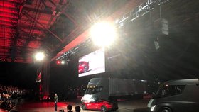 Novinky Tesly: Elon Musk představil elektrický kamion i sporťák