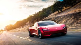 Tesla Roadster. Čtyřmístný automobil ujede na jedno nabití rekordních tisíc kilometrů. Z nuly na rychlost 100 kilometrů za hodinu se dostane za 1,9 sekundy. Na trhu by se měl objevit v roce 2020 při základní ceně 200 000 dolarů.