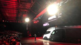 Prototyp elektrického tahače Tesla Semi. Na jedno nabití prý dokáže ujet až 800 km při maximálním zatížení a dálniční rychlosti. Z nuly zvýší rychlost na 96 kilometrů za hodinu bez nákladu za pět sekund a s nákladem za 20 sekund.