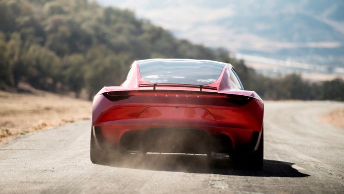 Tesla Roadster. Čtyřmístný automobil ujede na jedno nabití rekordních tisíc kilometrů. Z nuly na rychlost 100 kilometrů za hodinum se dostane za 1,9 sekundy. Na trhu by se měl objevit v roce 2020 při základní ceně 200 000 dolarů.