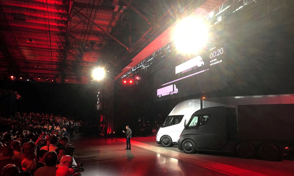 Novinky Tesly: Elon Musk představil elektrický kamion i sporťák.