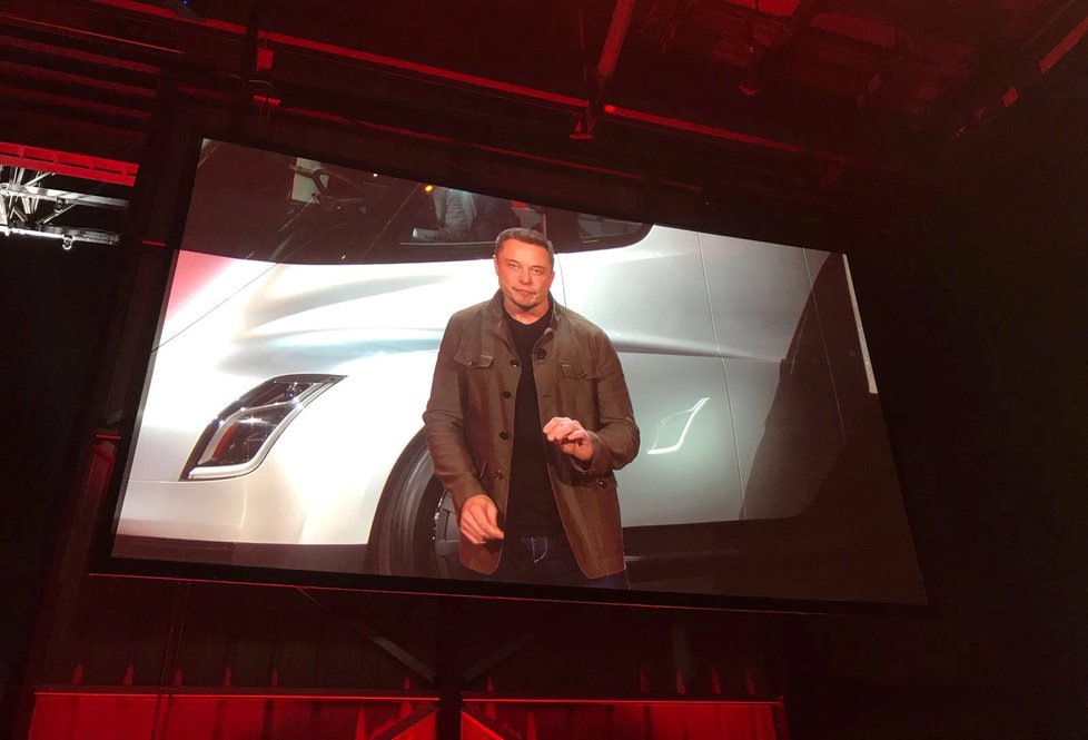 Elon Musk představil elektrický kamion i sporťák.