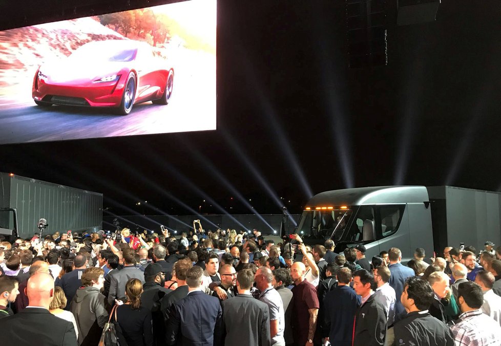 Prototyp elektrického tahače Tesla Semi. Na jedno nabití prý dokáže ujet až 800 km při maximálním zatížení a dálniční rychlosti. Z nuly zvýší rychlost na 96 kilometrů za hodinu bez nákladu za pět sekund a s nákladem za 20 sekund.