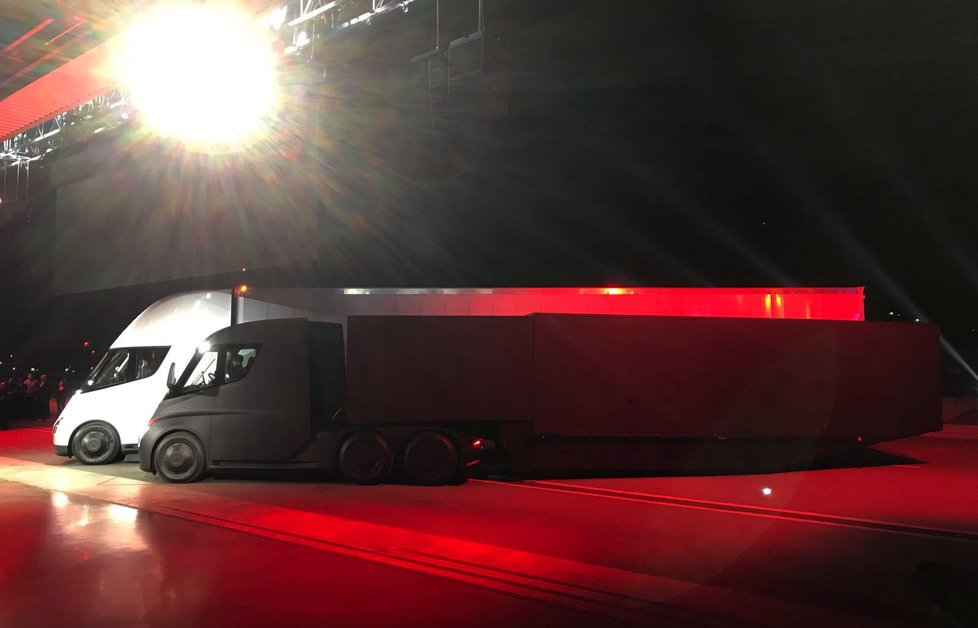 Prototyp elektrického tahače Tesla Semi. Na jedno nabití prý dokáže ujet až 800 km při maximálním zatížení a dálniční rychlosti. Z nuly zvýší rychlost na 96 kilometrů za hodinu bez nákladu za pět sekund a s nákladem za 20 sekund.