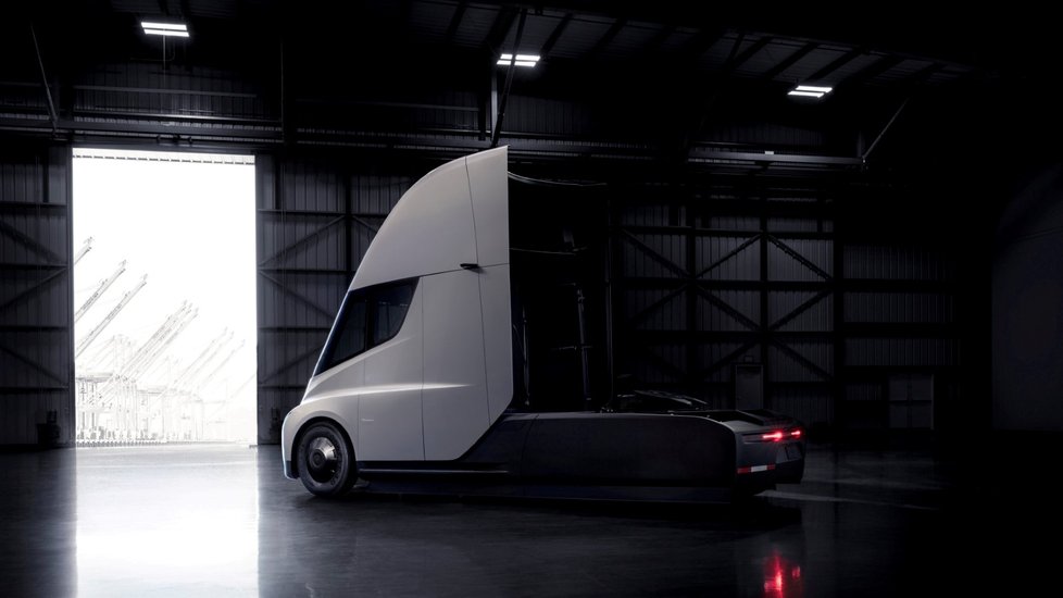 Prototyp elektrického tahače Tesla Semi. Na jedno nabití prý dokáže ujet až 800 km při maximálním zatížení a dálniční rychlosti. Z nuly zvýší rychlost na 96 kilometrů za hodinu bez nákladu za pět sekund a s nákladem za 20 sekund.