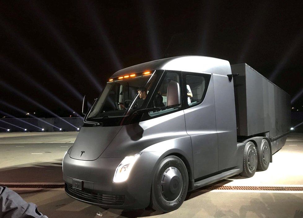 Prototyp elektrického tahače Tesla Semi. Na jedno nabití prý dokáže ujet až 800 km při maximálním zatížení a dálniční rychlosti. Z nuly zvýší rychlost na 96 kilometrů za hodinu bez nákladu za pět sekund a s nákladem za 20 sekund.