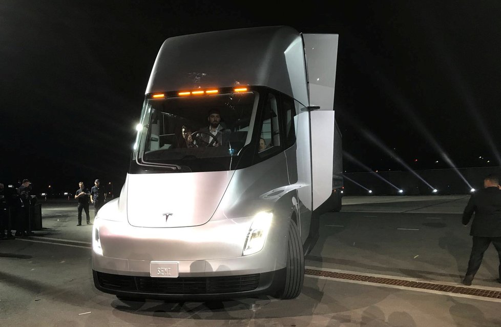 Prototyp elektrického tahače Tesla Semi. Na jedno nabití prý dokáže ujet až 800 km při maximálním zatížení a dálniční rychlosti. Z nuly zvýší rychlost na 96 kilometrů za hodinu bez nákladu za pět sekund a s nákladem za 20 sekund.