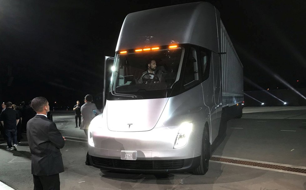 Prototyp elektrického tahače Tesla Semi. Na jedno nabití prý dokáže ujet až 800 km při maximálním zatížení a dálniční rychlosti. Z nuly zvýší rychlost na 96 kilometrů za hodinu bez nákladu za pět sekund a s nákladem za 20 sekund.