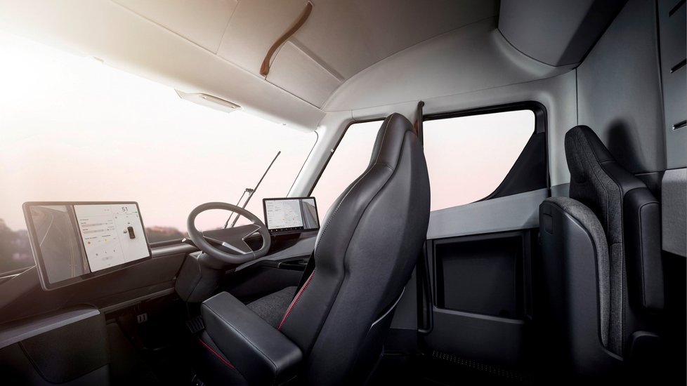 Prototyp elektrického tahače Tesla Semi. Na jedno nabití prý dokáže ujet až 800 km při maximálním zatížení a dálniční rychlosti. Z nuly zvýší rychlost na 96 kilometrů za hodinu bez nákladu za pět sekund a s nákladem za 20 sekund.