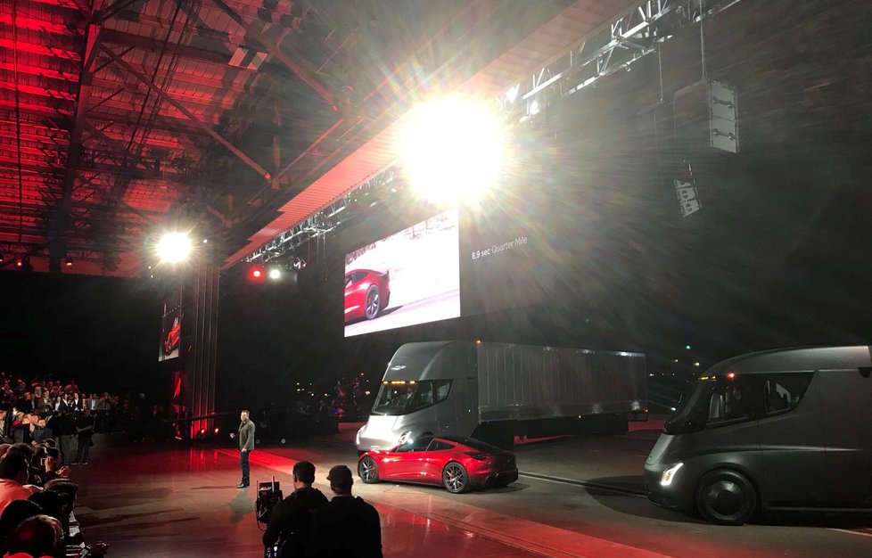 Prototyp elektrického tahače Tesla Semi. Na jedno nabití prý dokáže ujet až 800 km při maximálním zatížení a dálniční rychlosti. Z nuly zvýší rychlost na 96 kilometrů za hodinu bez nákladu za pět sekund a s nákladem za 20 sekund.