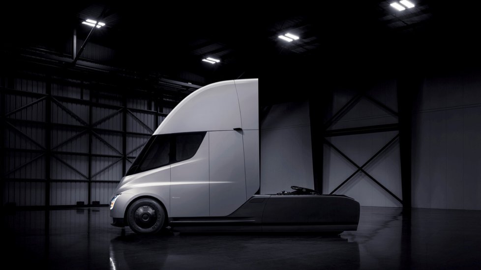 Prototyp elektrického tahače Tesla Semi. Na jedno nabití prý dokáže ujet až 800 km při maximálním zatížení a dálniční rychlosti. Z nuly zvýší rychlost na 96 kilometrů za hodinu bez nákladu za pět sekund a s nákladem za 20 sekund.