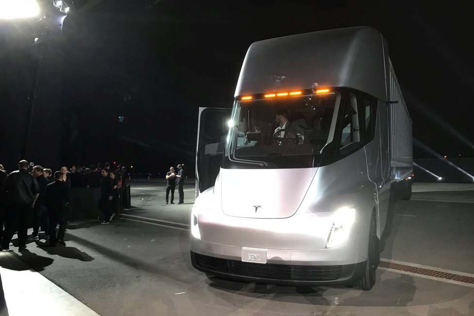 Prototyp elektrického tahače Tesla Semi. Na jedno nabití prý dokáže ujet až 800 km při maximálním zatížení a dálniční rychlosti. Z nuly zvýší rychlost na 96 kilometrů za hodinu bez nákladu za pět sekund a s nákladem za 20 sekund.