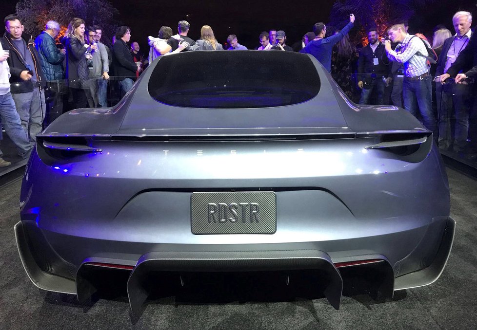 Tesla Roadster. Čtyřmístný automobil ujede na jedno nabití rekordních tisíc kilometrů. Z nuly na rychlost 100 kilometrů za hodinu se dostane za 1,9 sekundy. Na trhu by se měl objevit v roce 2020 při základní ceně 200 000 dolarů.