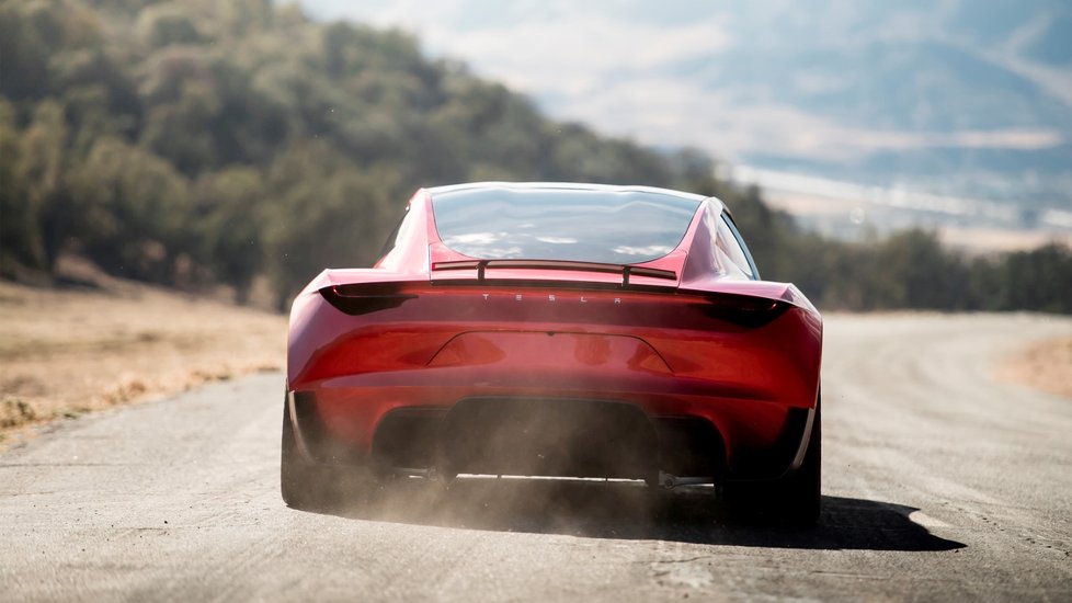 Tesla Roadster. Čtyřmístný automobil ujede na jedno nabití rekordních tisíc kilometrů. Z nuly na rychlost 100 kilometrů za hodinu se dostane za 1,9 sekundy. Na trhu by se měl objevit v roce 2020 při základní ceně 200 000 dolarů.