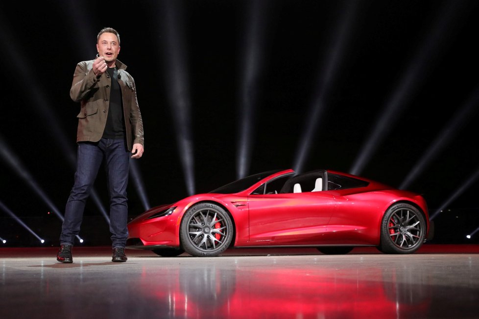 Tesla Roadster. Čtyřmístný automobil ujede na jedno nabití rekordních tisíc kilometrů. Z nuly na rychlost 100 kilometrů za hodinu se dostane za 1,9 sekundy. Na trhu by se měl objevit v roce 2020 při základní ceně 200 000 dolarů.