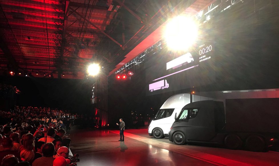 Prototyp elektrického tahače Tesla Semi. Na jedno nabití prý dokáže ujet až 800 km při maximálním zatížení a dálniční rychlosti. Z nuly zvýší rychlost na 96 kilometrů za hodinu bez nákladu za pět sekund a s nákladem za 20 sekund.