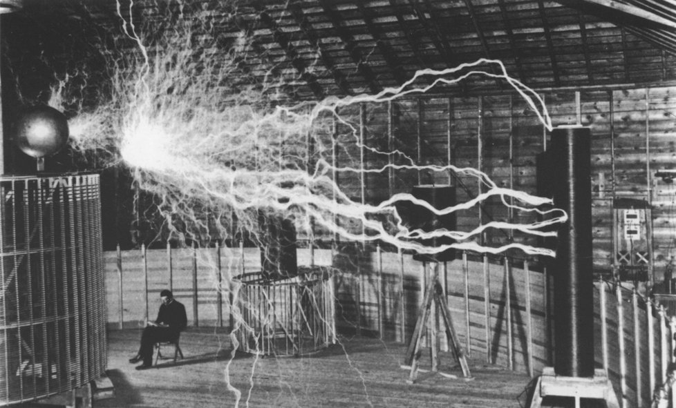 Nikola Tesla sedí ve své laboratoři v Colorado Springs a nad hlavou mu létají osmnáctimetrové elektrické výboje. Svým tělem nechal roku 1898 projít 500 tisíc voltů.