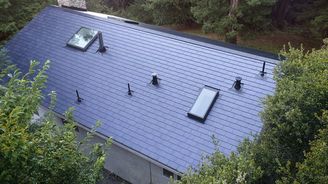 Solární střechy od Tesly realitou: První exempláře firma instaluje na domy zaměstnanců