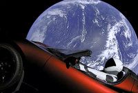 Miliardář Musk odpálil do vesmíru svůj kabriolet. Možná se zřítí zpátky na Zem