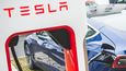 Akcie americké automobilky Tesla se v pondělí strmě propadly.