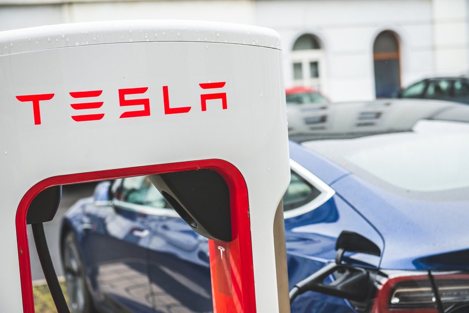 Tesla nyní kraluje prodeji aut na baterii ve Spojených státech a ve značné části světa. 