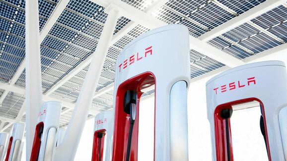 Tesla dostane dotaci přes 3,6 miliardy korun na rekonstrukci své evropské sítě nabíječek