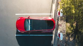 Tesla svolává téměř 30 tisíc vozů, mají problémy s airbagem