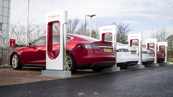 Tesla údajně nafukovala hodnoty dojezdu svých aut. Stížnosti zákazníků zamítá