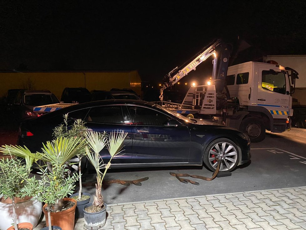 Dva muži ukradli Teslu Model S, když s ní přijeli do servisu, byli odhaleni.