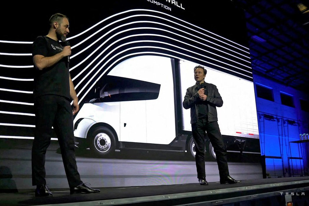 Elektrický tahač Tesla Semi je jednou z ukázek Muskových časových odhadů. Byl představen v roce 2017 s plánovanou výrobou o dva roky později. Ve skutečnosti se začal zákazníkům dodávat až v minulém roce.
