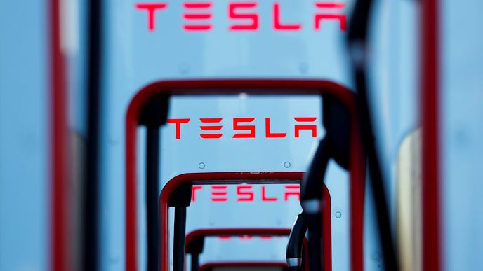 Mezi nejvýznamnější technologické firmy současnosti patří Tesla. Její akcie příspívají k růstu indexu Nasdaq.