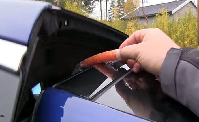 Video: Tesla Model X - kráječ prstů v základní výbavě?