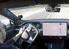 Video krizovky ve 240 km/h ukazuje, proč sci-fi volant Tesly není dobrý nápad