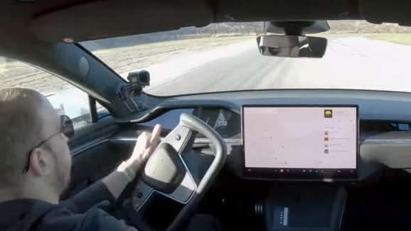 Video krizovky ve 240 km/h ukazuje, proč sci-fi volant Tesly není dobrý nápad