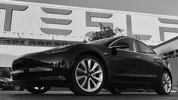 První produkční Tesla Model 3 sjela z výrobní linky. Pro koho je určena?