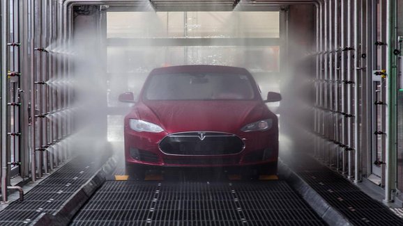 Tesla loni zvýšila odbyt elektromobilů o 87 procent na rekordních 936.172