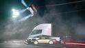 Tesla Roadster umí létat Tesla Roadster umí létat