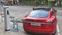 Elektromobil Tesla na nabíječce v ulicích Stockholmu.