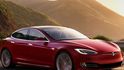 Výrobci uvádějí dojezd běžně přes 300 kilometrů, u vozů s větší kapacitou baterie až 500 kilometrů. A nemusí to být ani luxusní Tesla, která má rádius ještě větší.