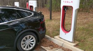 Nabitá Tesla: Jak napumpovat elektromobil