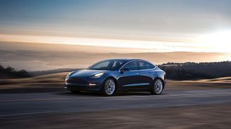Tesla Model 3 se odemyká a startuje telefonem. Co když se ale vybije?