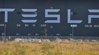 Tesla v Číně udivuje. Žádná jiná auta tam nesjela z nové výrobní linky tak rychle Tesla v Číně udivuje. Žádná jiná auta tam nesjela z nové výrobní linky tak rychle