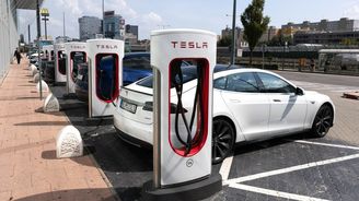 Tesla supercharger opět zlevňuje napříč Evropou. Česko má ale smůlu
