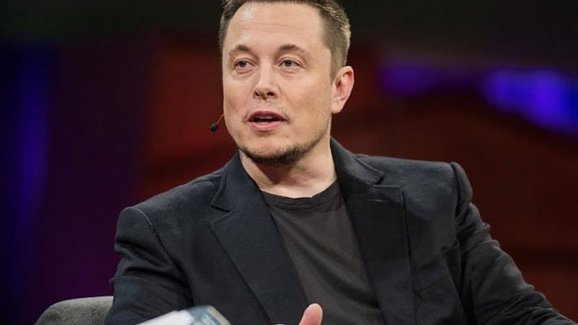 Akcie Tesly zaznamenaly rekordní propad, Musk přišel o miliardy