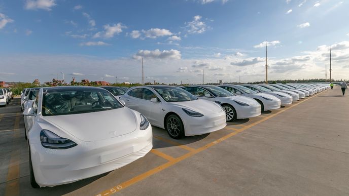 Americká automobilka Tesla loni dodala na trh rekordních 936 172 elektromobilů, což je proti předchozímu roku nárůst o 87 procent.