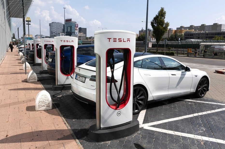 Tesla tlačí ceny elektromobilů dolů o desítky procent.